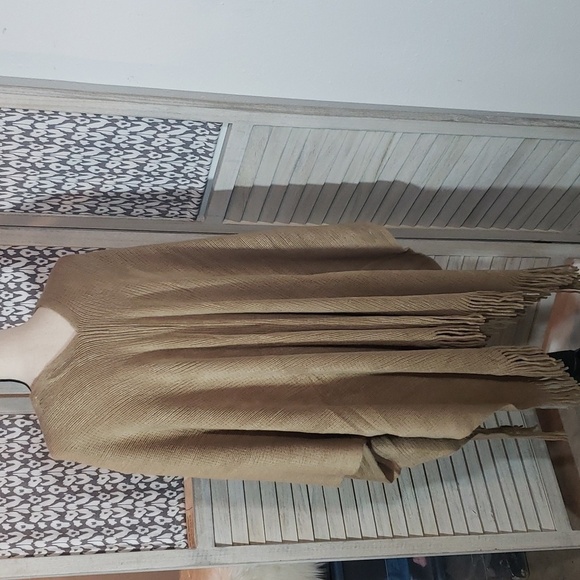 NWT Shiraleah Rowan Poncho Fringe Taupe/Camel Soft Lightweight - Picture 10 of 15